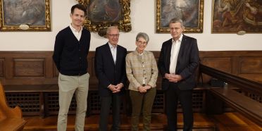 v.l.n.r. Magnus Willers (J. Willers Engineering AG), Markus Klemm und Ursula Brun Klemm (Stiftung Roniger) sowie Stadtammann Franco Mazzi freuen sich Anfang Woche über die Rechtskraft des Gestaltungsplanes Roniger-Park.