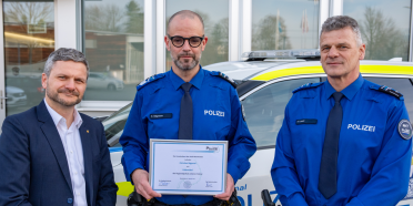 Christian Sägesser (Mitte) erhält von Stadtrat Joël Lässer (links) und Repol-Leiter Hans-Ueli Loosli (rechts) die Auszeichnung zum "Feldweibel".